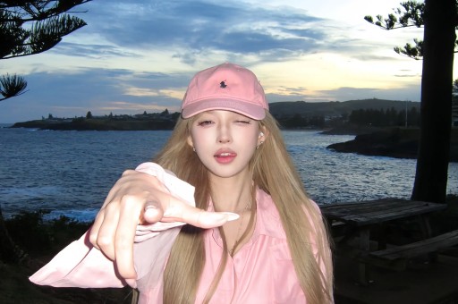 54岁杨钰莹穿牛仔外套+碎花裙好洋气差点认不出